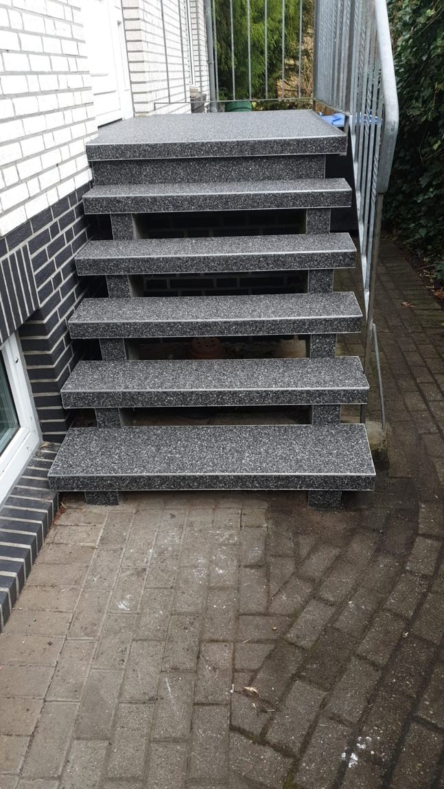 Außentreppe mit gleichmäßiger Stufenkante