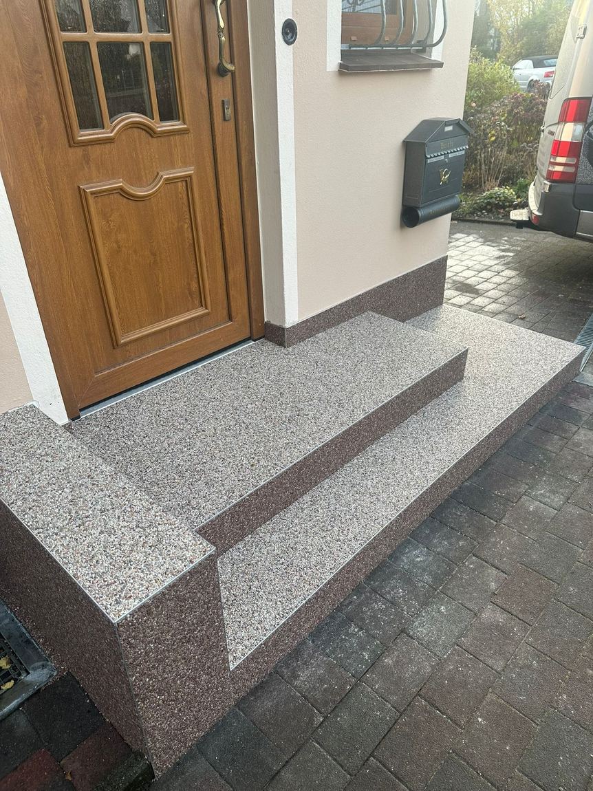 Eingangspodest in warmem Grau-Braun