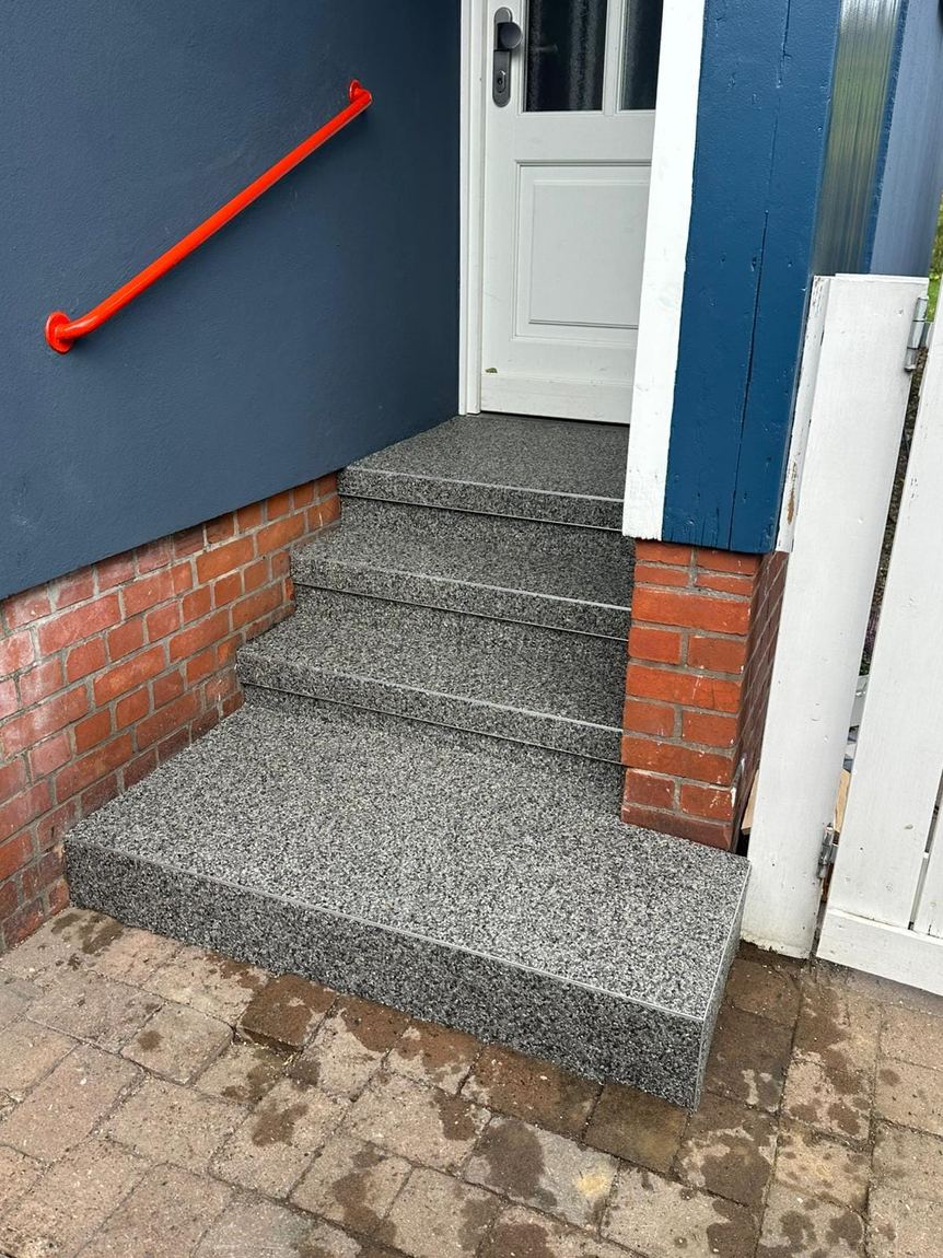 Eingangsstufen mit sauberem Sockelanschluss