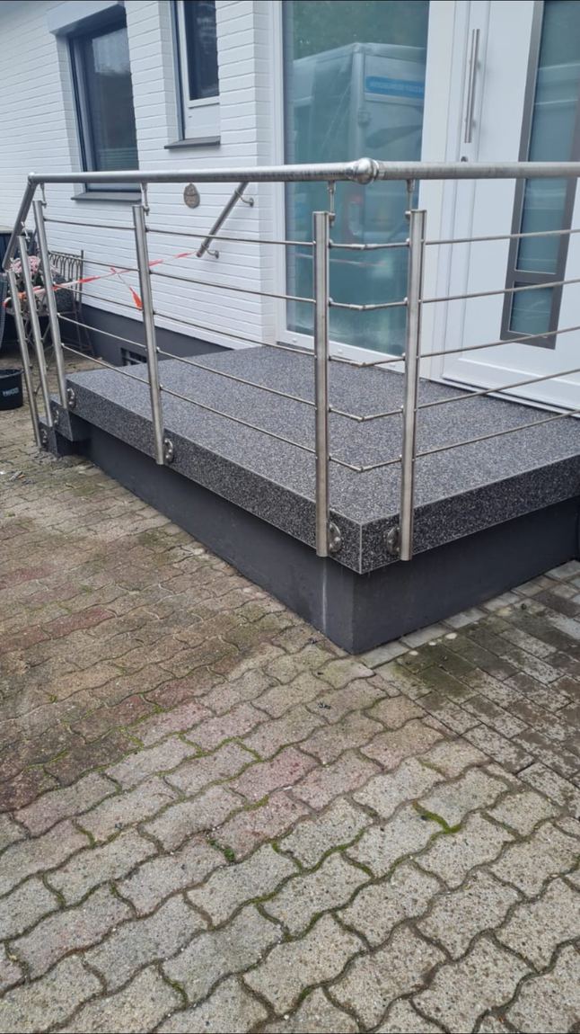 Erhöhte Terrasse mit Edelstahlgeländer