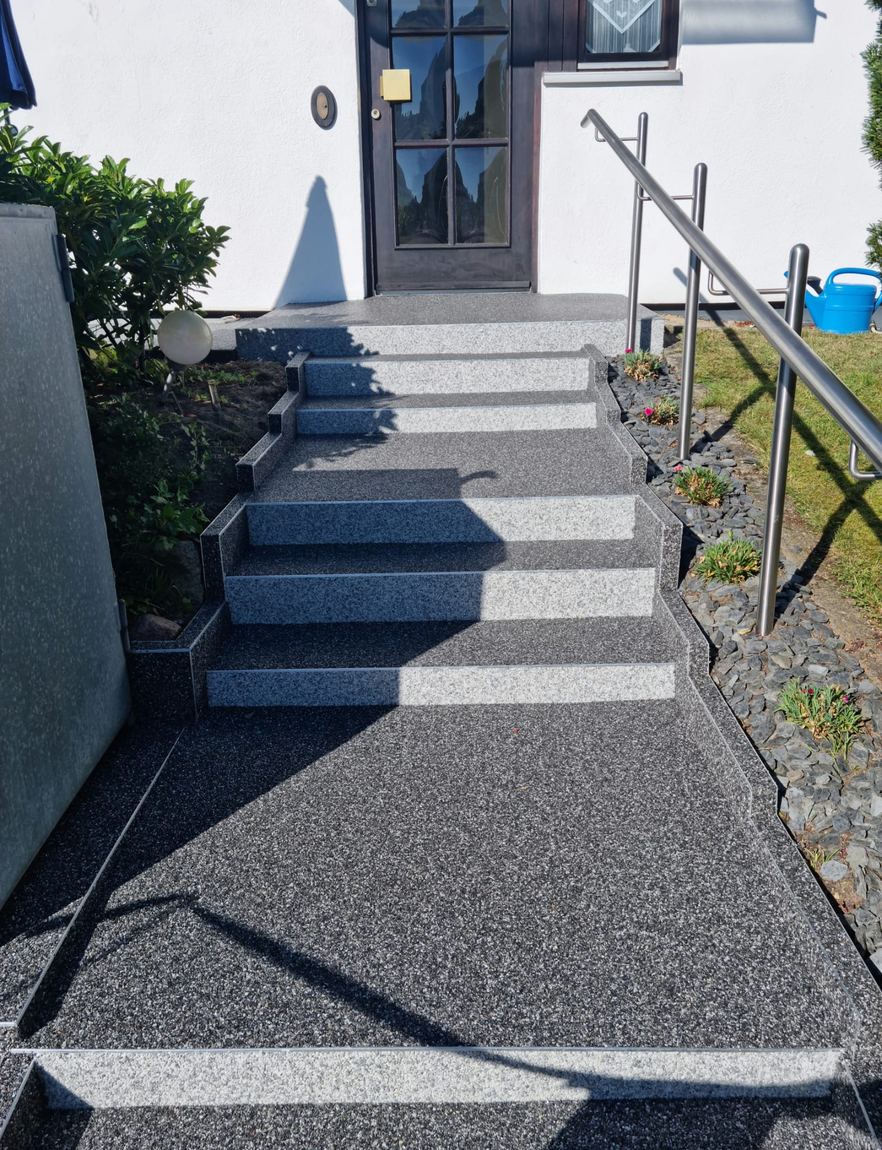 Zweifarbige Hangtreppe mit Zwischenpodest