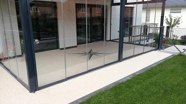 Steinteppich in verschiedenen Quarz- und Marmor-Farben