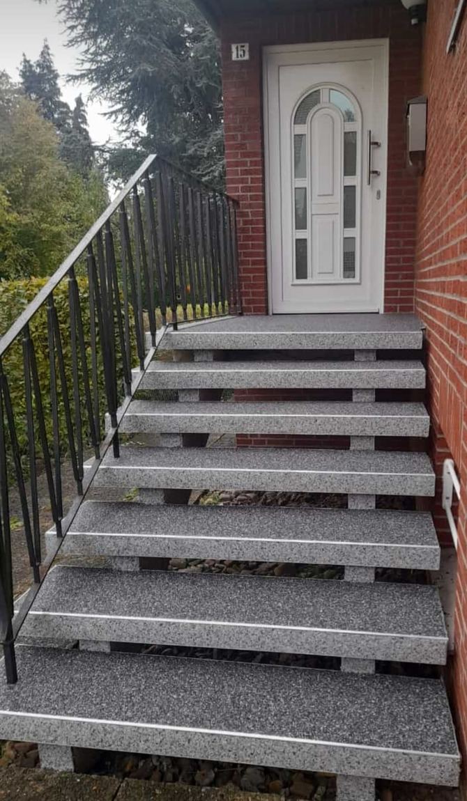 Schlanke Stahltreppe mit Steinteppich-Stufen