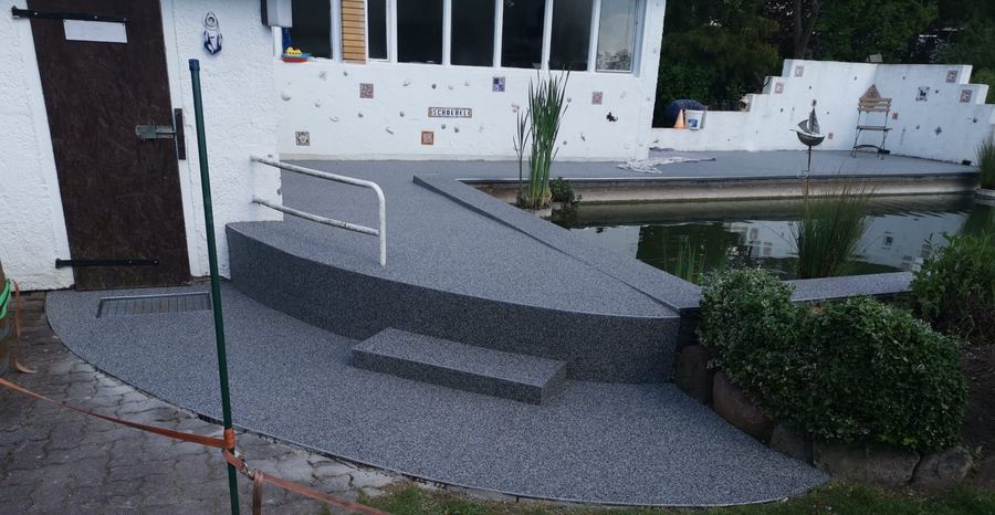 Terrasse mit Rampe und Stufenanlage
