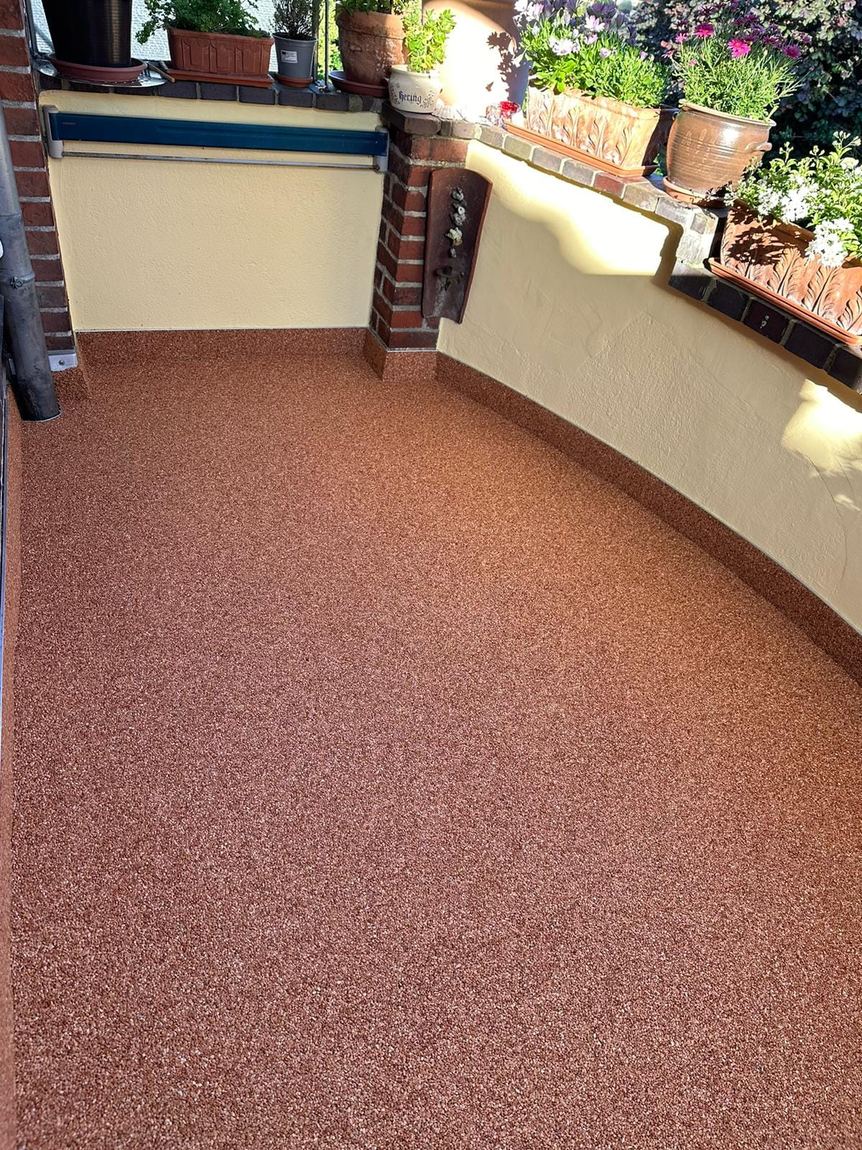 Überdachte Terrasse in warmem Terrakotta