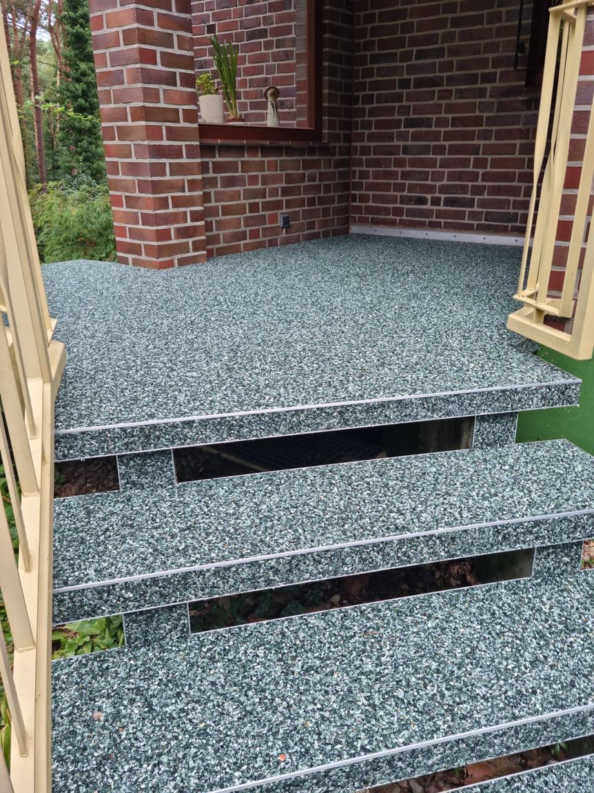 Terrassentreppe mit offenen Stufen und Grünschimmer