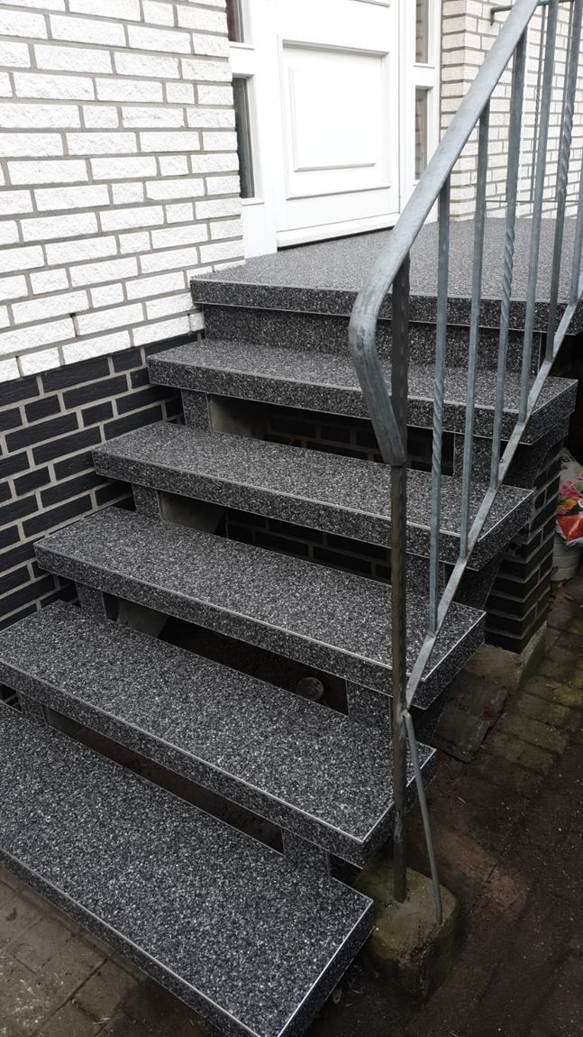 Wangentreppe mit hellgrauen Stufen