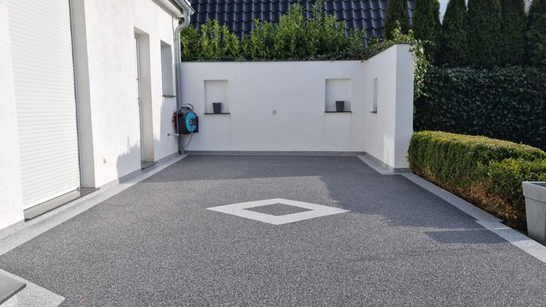 Zufahrt mit Steinteppich in Anthrazit