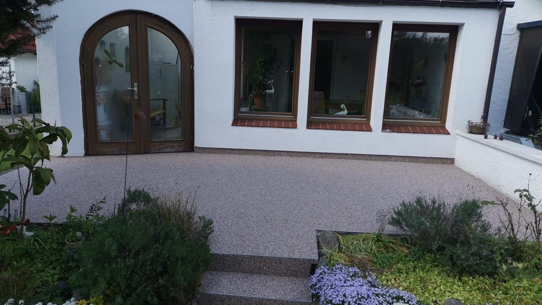 Hofeinfahrt und Eingangsbereich mit Steinteppich in Anthrazit