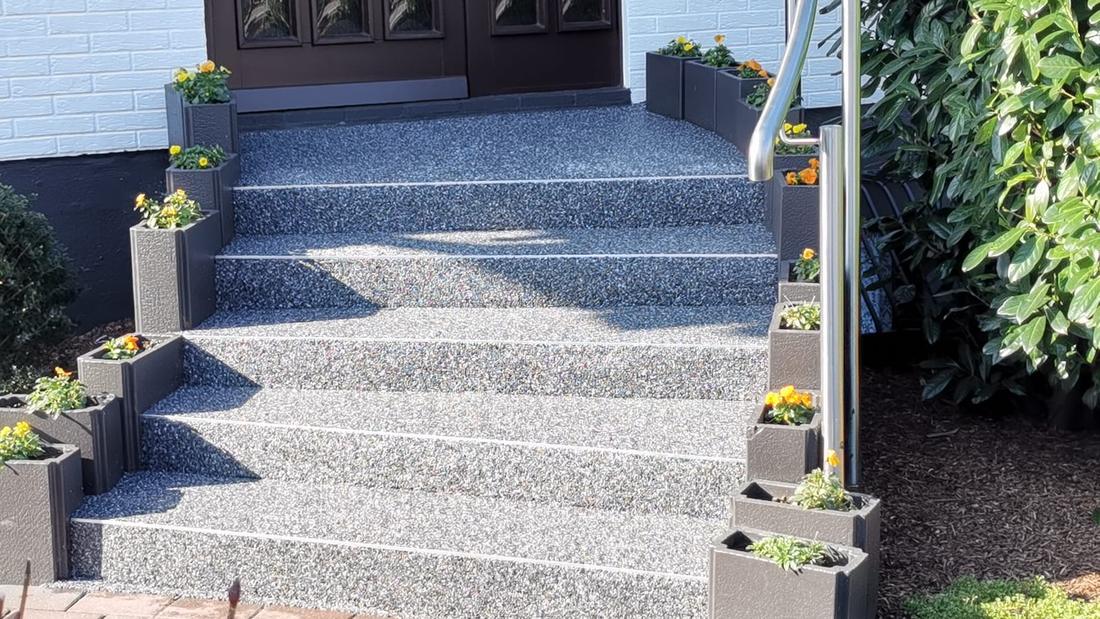 Podesttreppe mit Steinteppich