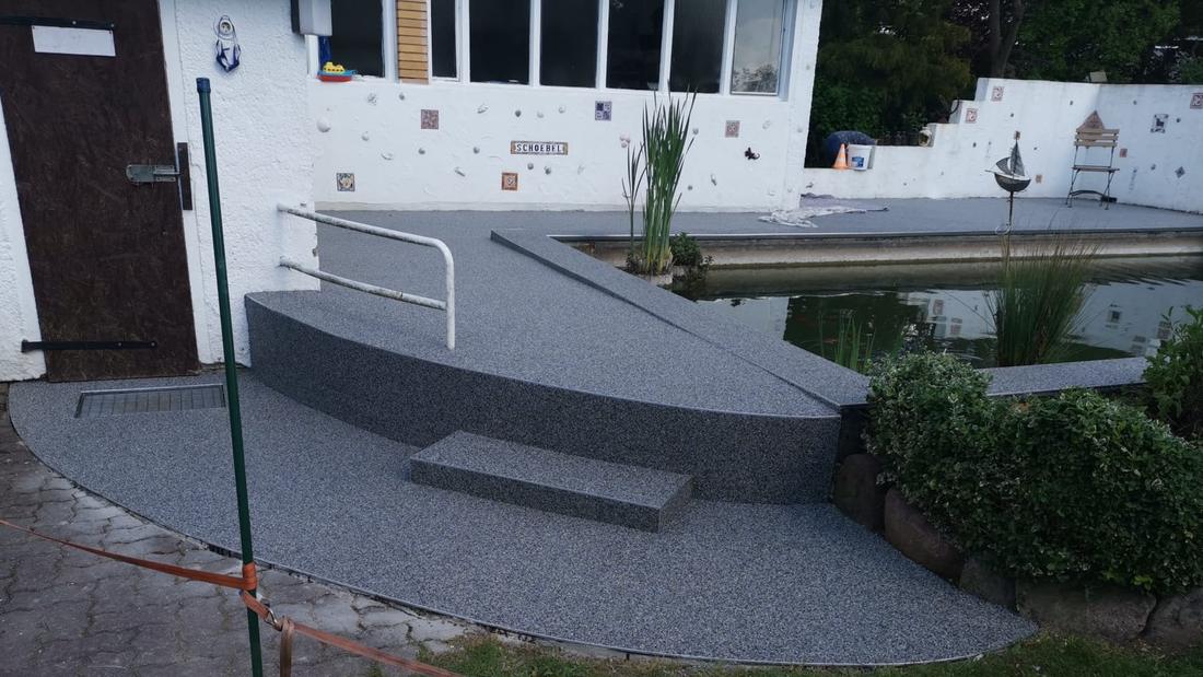 Treppenanlage mit Steinteppich