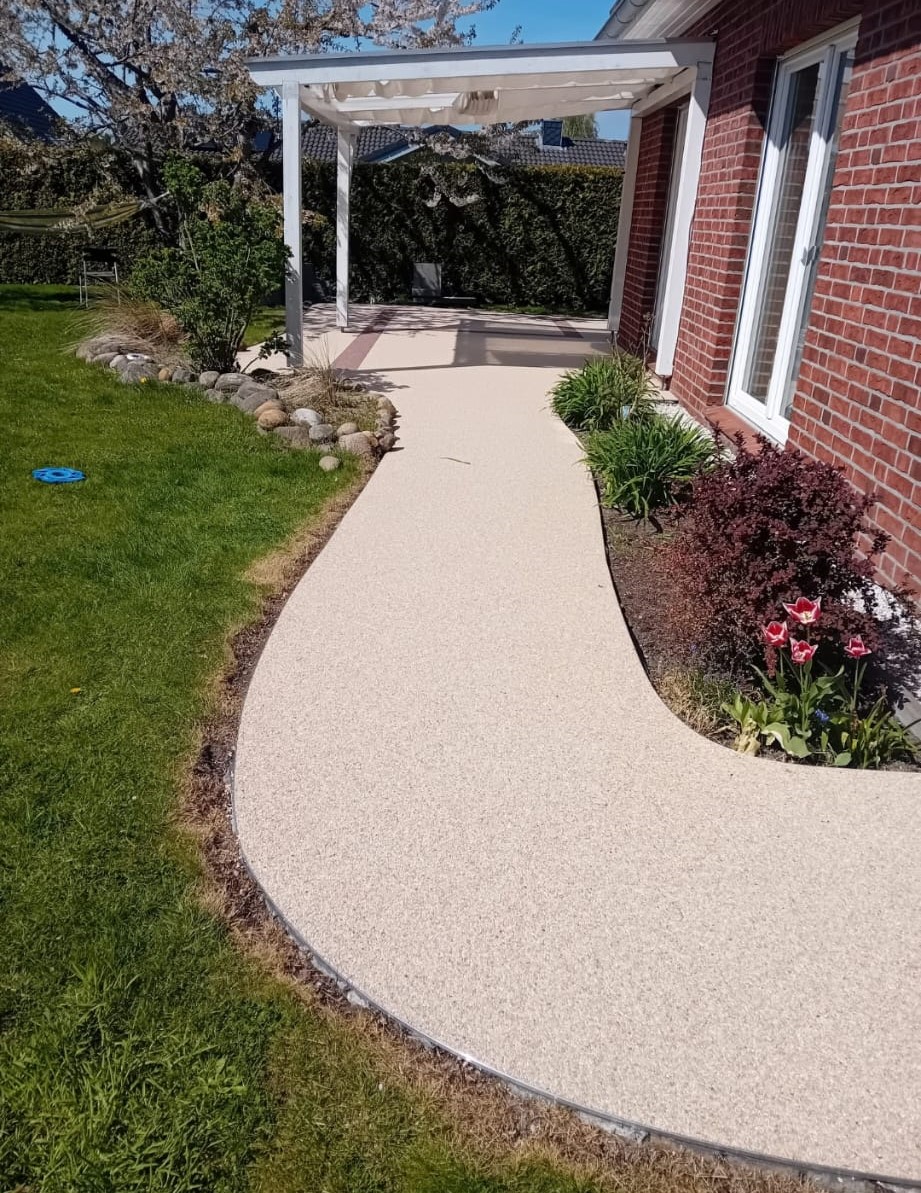 Nachher: Weg zur Terrasse vor und nach der Verlegung