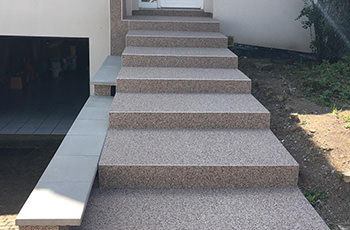 Eine Treppe mit Steinteppichhbelag